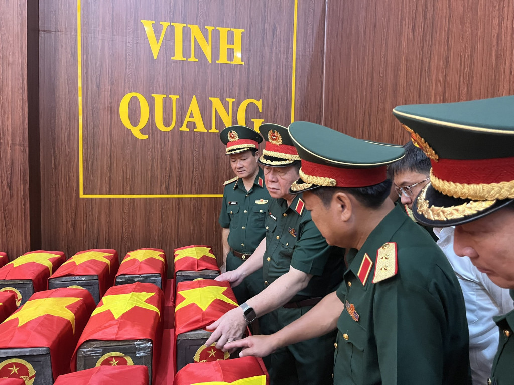 Đại tướng Nguyễn Trọng Nghĩa cùng lãnh đạo Quân khu 7 thăm Nhà tưởng niệm, nơi lưu giữ hài cốt các liệt sĩ được quy tập tại Công viên Lê Thị Riêng (Ảnh: VGP/Lê Anh)