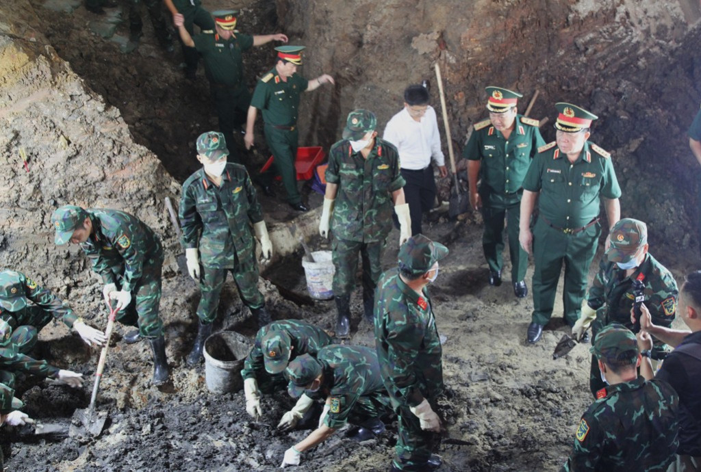 Chủ nhiệm Tổng cục Chính trị Quân đội nhân dân Việt Nam, Đại tướng Nguyễn Trọng Nghĩa kiểm tra tại vị trí hố tìm kiếm trong công viên Lê Thị Riêng (Ảnh: VGP/LA)