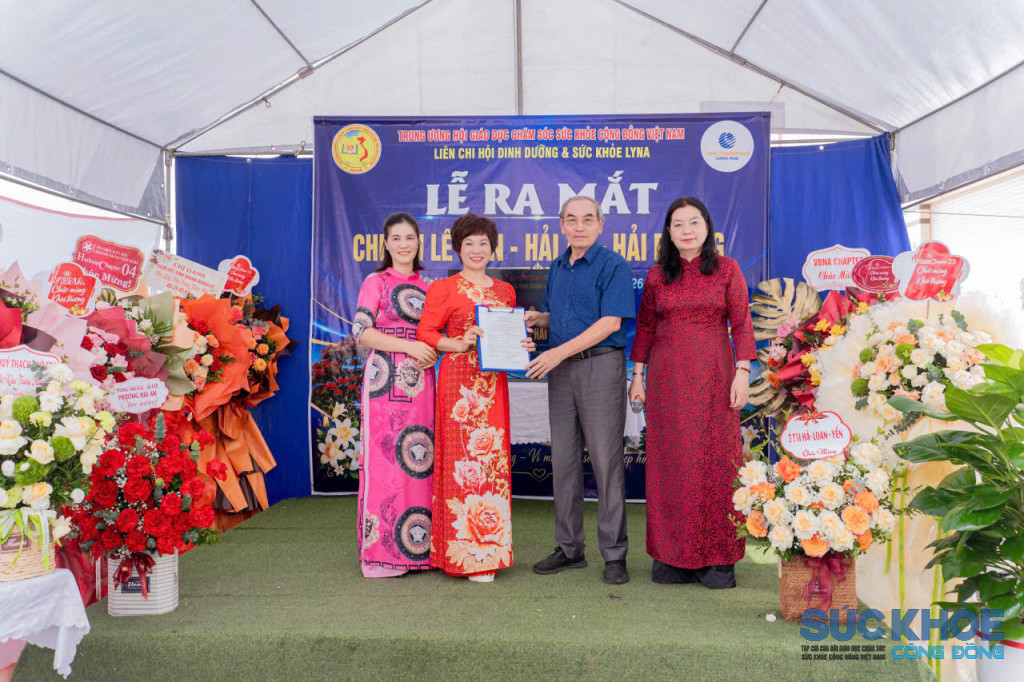 Tổng Thư ký Hội VACHE trao quyết định và ra mắt Chi hội Giáo dục Chăm sóc Sức khỏe Cộng đồng Lê Tiến (Ảnh: PV)