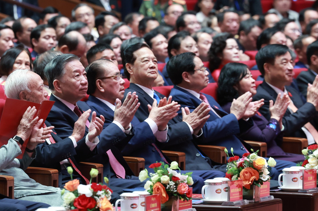 Tổng Bí thư, Chủ tịch nước cùng các đồng chí lãnh đạo, nguyên lãnh đạo Đảng, Nhà nước tham dự buổi lễ (Ảnh: VGP/Nhật Bắc)