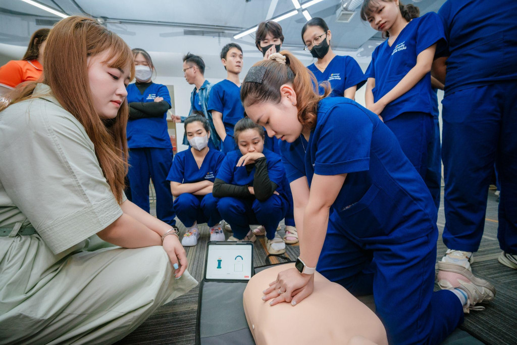 ThS. Huỳnh Khánh Phương - Viện Đào tạo và nghiên cứu Y dược Bạch Mai, Bệnh viện Bạch Mai trực tiếp hướng dẫn, hỗ trợ các dược sĩ Long Châu thực hành kỹ thuật ép tim ngoài lồng ngực. 
