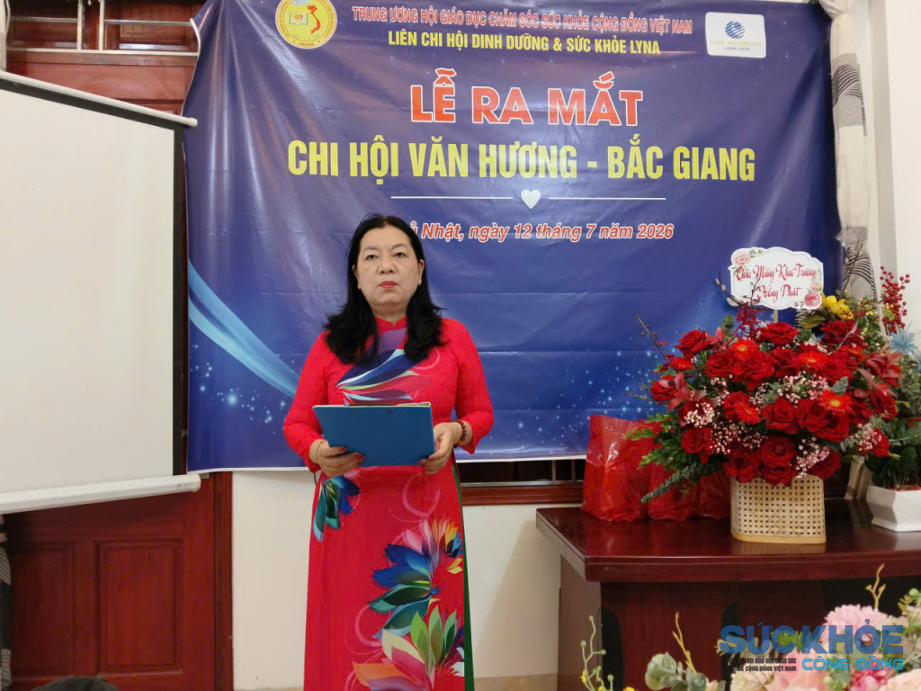 Bà Nguyễn Thị Hay - Phó Chánh Văn phòng Hội GDCSSKCĐ Việt Nam đọc quyết định Thành lập Chi hội GDCSSKCĐ Hoàng Điệp - Đồng Văn (Ảnh: PV)