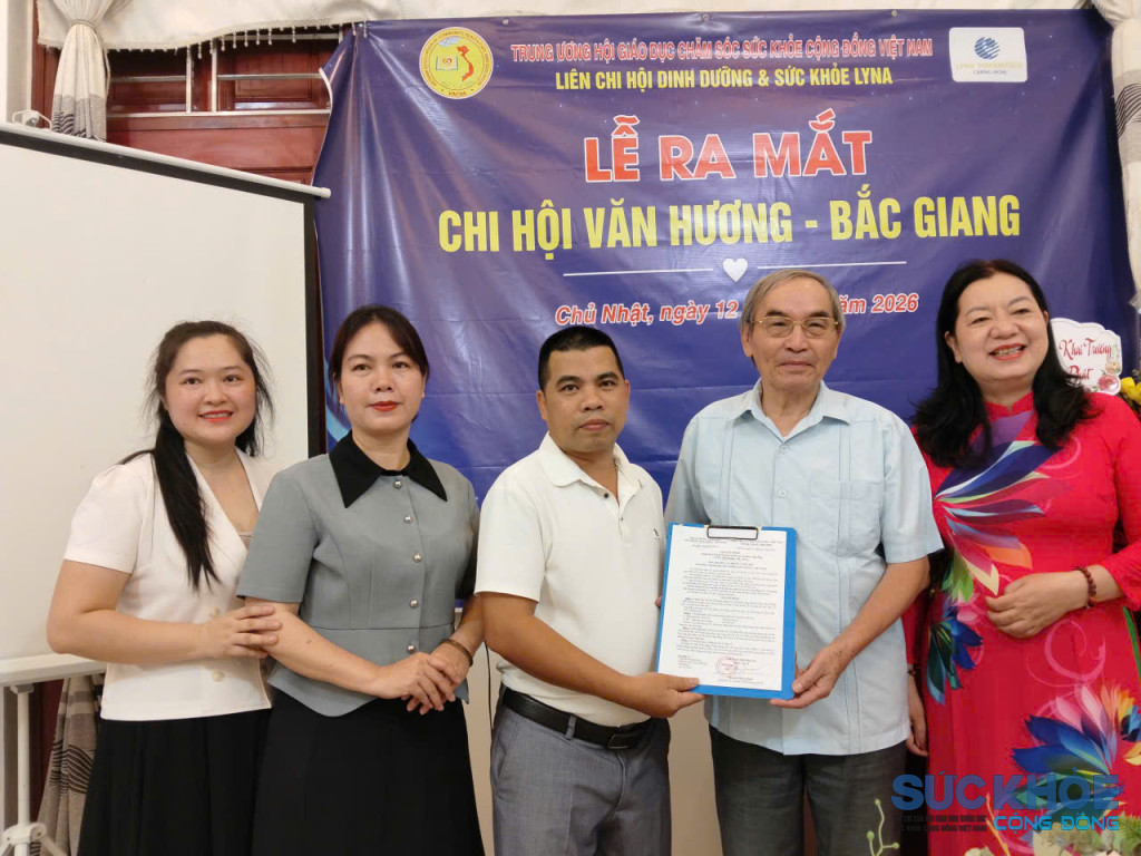 Đại tá Tạ Quang Vinh - Tổng Thư ký Hội GDCSSKCĐ Việt Nam trao quyết định thành lập cho đại diện chi hội GDCSSKCĐ Văn Hương - Bắc Giang (Ảnh: PV)