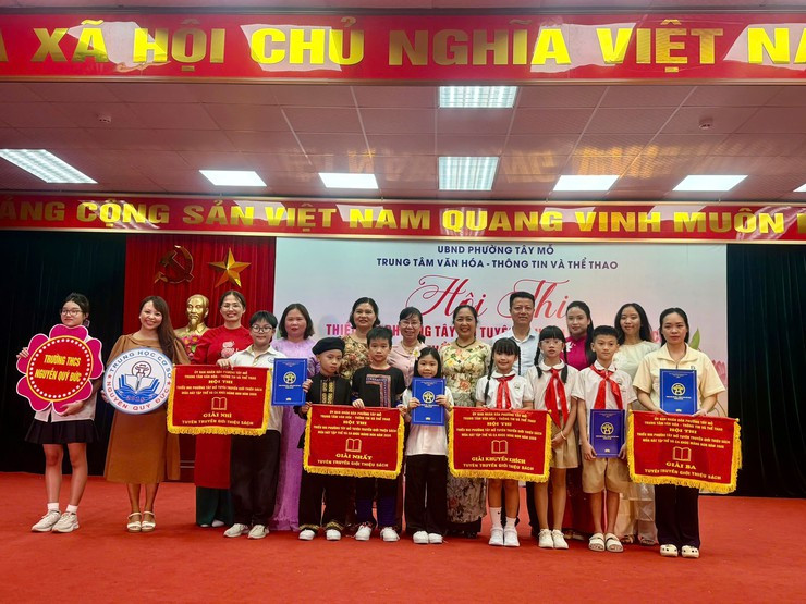 Các đại biểu trao giải thưởng (Ảnh: Phường Tây Mỗ)