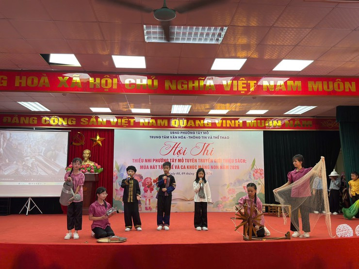 Các tiết mục văn nghệ do các em thiếu nhi biểu diễn (Ảnh: Phường Tây Mỗ)