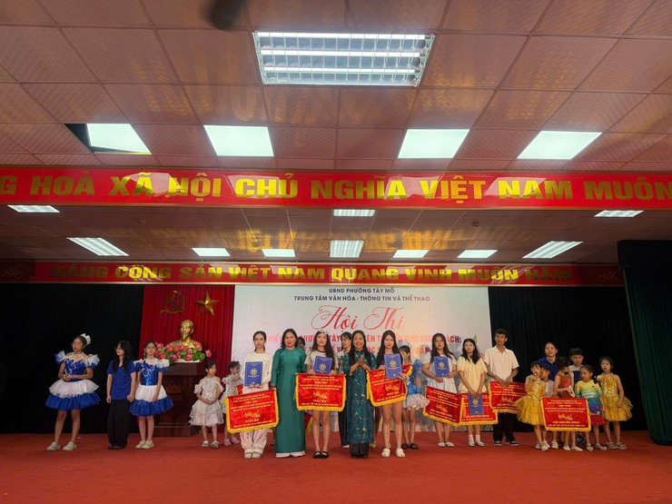 Các đại biểu trao giải thưởng (Ảnh: Phường Tây Mỗ)
