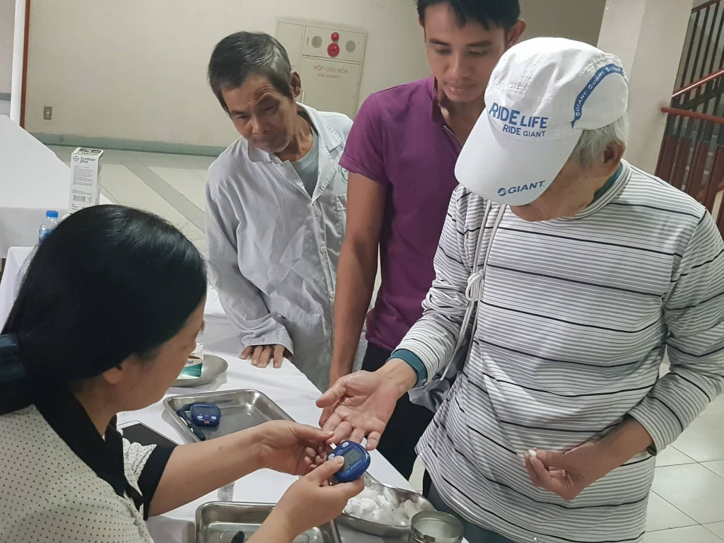 Kiểm tra đường huyết định kỳ cho người già (Ảnh: Sưu tầm)