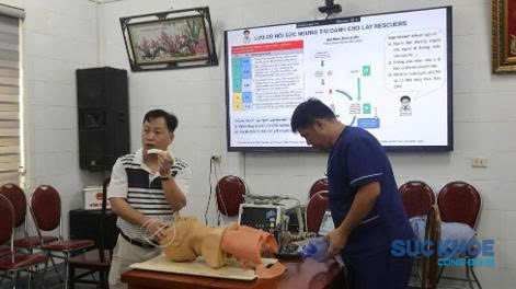 Giảng viên hướng dẫn kỹ thuật khai thông đường thở cơ bản và nâng cao. (ảnh: TL)