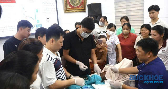 Học viên lớp tập huấn thực hành kỹ thuật mở khí quản cấp cứu trên mẫu vật. (ảnh: TL)