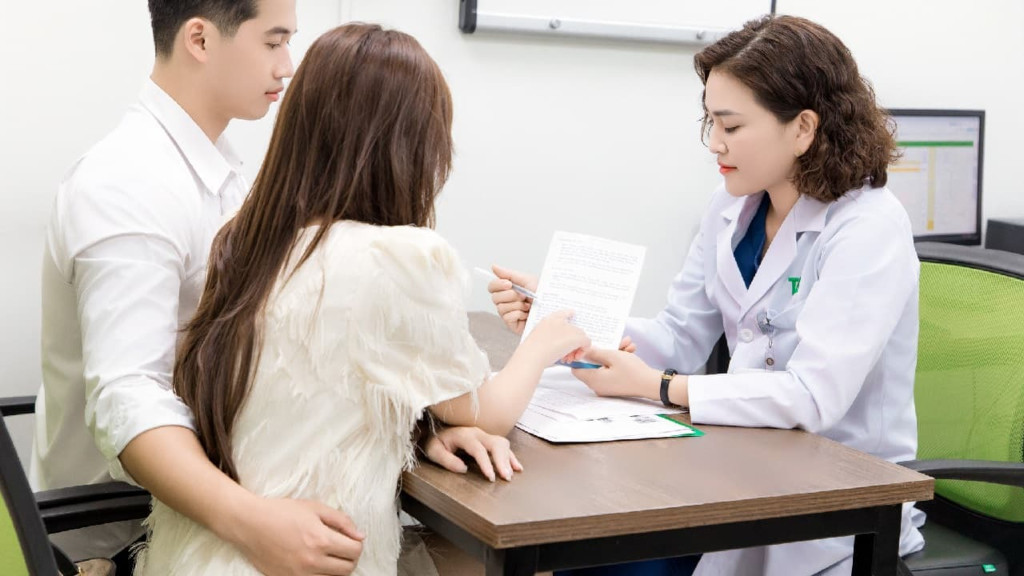 Phụ nữ nên tiêm vắc xin HPV và tầm soát ung thư cổ tử cung định kỳ (Ảnh: Sưu tầm)