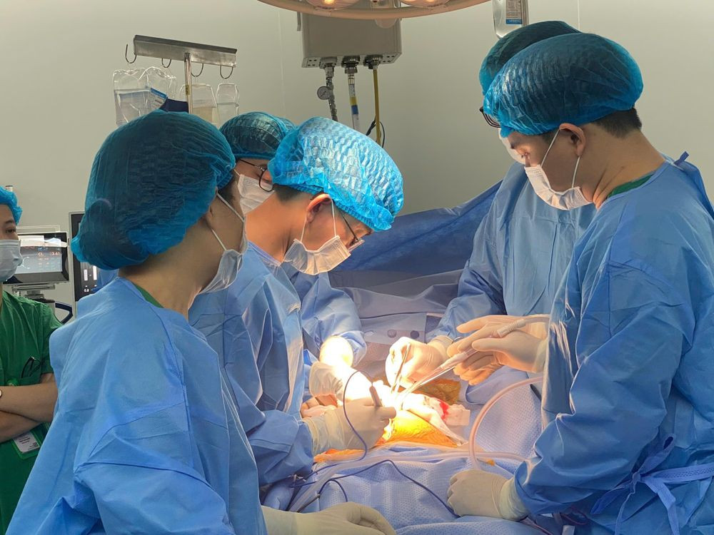 Các y bác sĩ Bệnh viện đa khoa Xanh Pôn thực hiện lấy đa tạng từ người hiến chết não (Ảnh: BVCC)