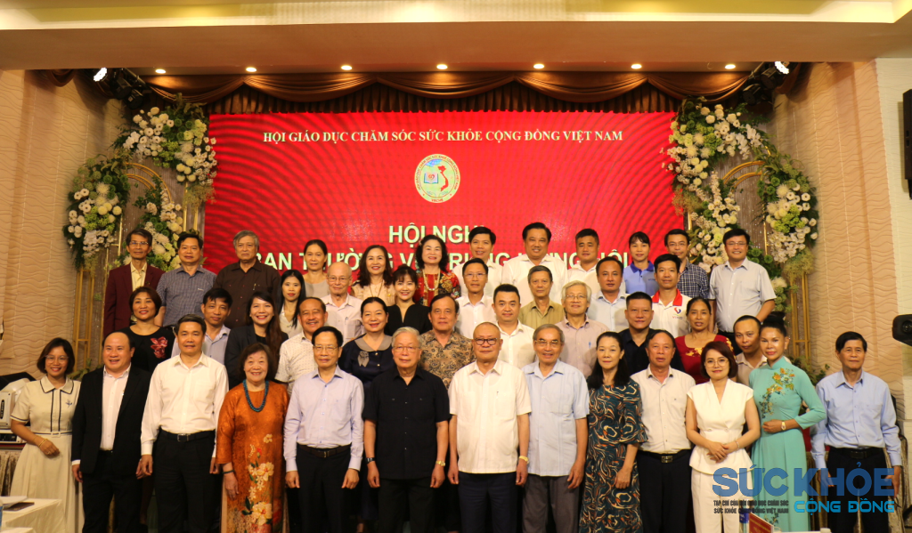 Các đại biểu chụp ảnh lưu niệm (Ảnh: PV)