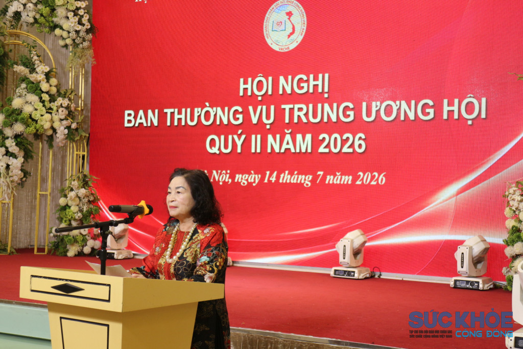 Bà Đào Thị Huyền - UVBCH, Trưởng ban GDCSSK phụ nữ chia sẻ tại hội nghị (Ảnh: PV)
