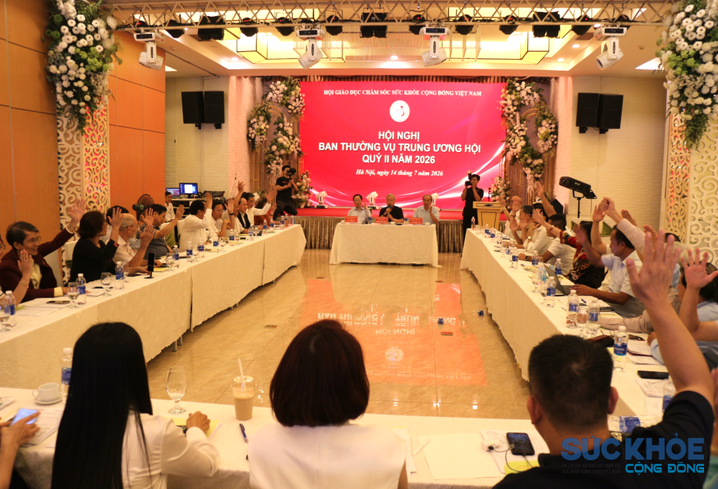 Các đại biểu tham dự hội nghị dơ tay biểu quyết (Ảnh: PV)