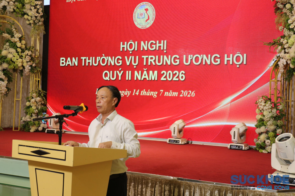Ông Phạm Công Bổng - Chánh Văn phòng Hội trình bày Báo cáo sửa đổi, bổ sung Điều lệ Hội; Báo cáo đề án nhân dự BCH khoá IV; Báo cáo phương án phân bổ đại biểu đi dự Đại hội lần IV của Hội, Báo cáo tình hình và chủ trương xử lý các Trung tâm và chi Hội không hoạt động (Ảnh: PV)