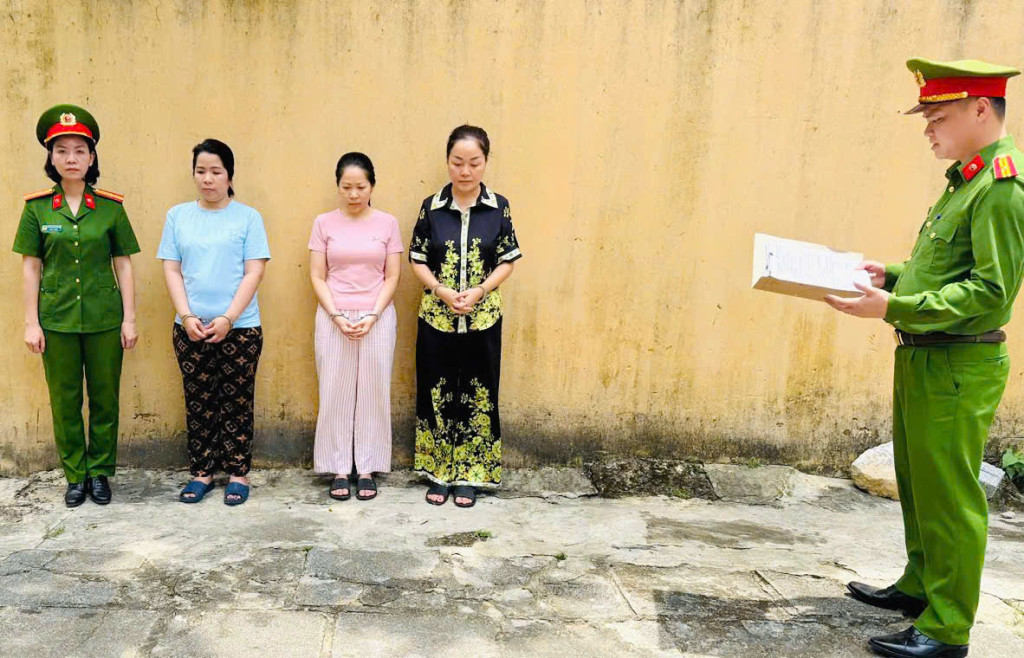 Các đối tượng Trần Tiễn Như Nghi (áo xanh), Nguyễn Thị Liên (áo hồng, chủ tiệm vàng Ngọc Tâm), và Hoàng Thị Thanh Nga (áo đen hoa vàng, chủ tiệm vàng Ngọc Châu Âu) (Ảnh: CACC)