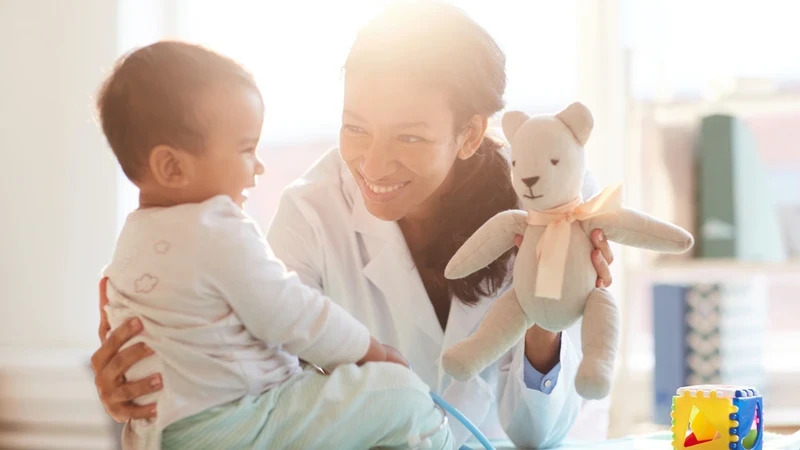 Chơi với trẻ giúp phân tán chú ý của trẻ vào cơn đau (Ảnh: Sưu tầm)