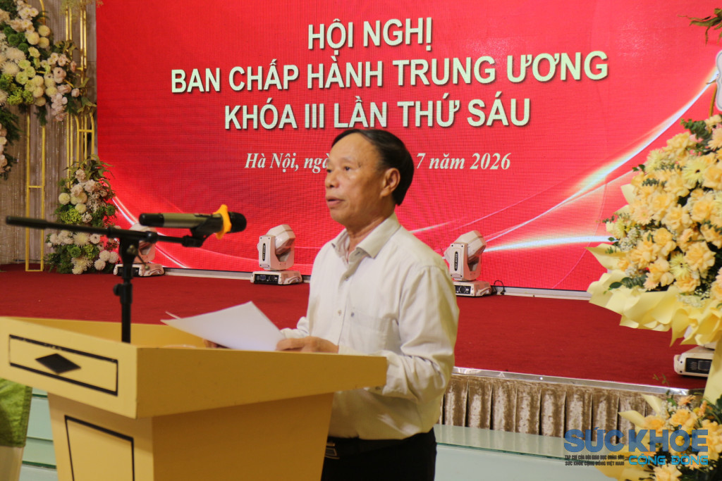 Ông Phạm Công Bổng – Chánh Văn phòng Hội, Trưởng Ban Tổ chức trình bày Báo cáo sửa đổi, bổ sung điều lệ Hội, cùng Báo cáo đề án nhân sự BCH khoá IV, Hướng dẫn ghi phiếu giới thiệu BCH khoá III tiếp tục tái cử BCH khoá IV và Báo cáo phương án phân bổ đại biểu đi dự Đại hội lần thứ IV của Hội (Ảnh: PV)