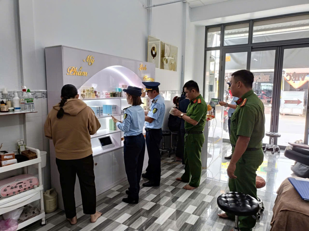 Lực lượng chức năng kiểm tra cơ sở vi phạm (Ảnh: Chi Cục QLTT tỉnh Cà Mau)