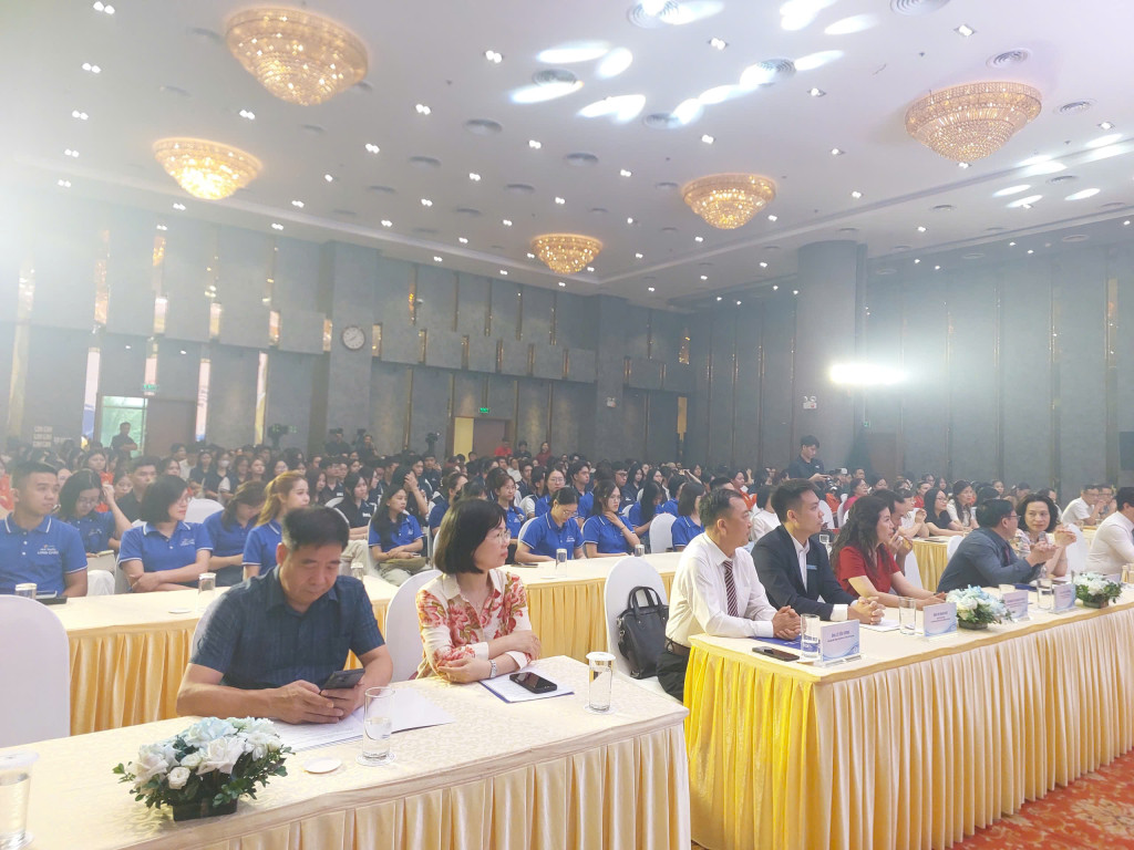 Các đại biểu tham dự buổi lễ 