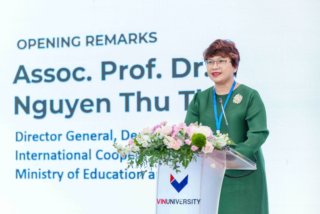 Bà Nguyễn Thu Thủy, Cục trưởng Cục Hợp tác quốc tế, Bộ GD-ĐT phát biểu định hướng về nâng cao vị thế thực chất của giáo dục đại học Việt Nam trên thế giới.