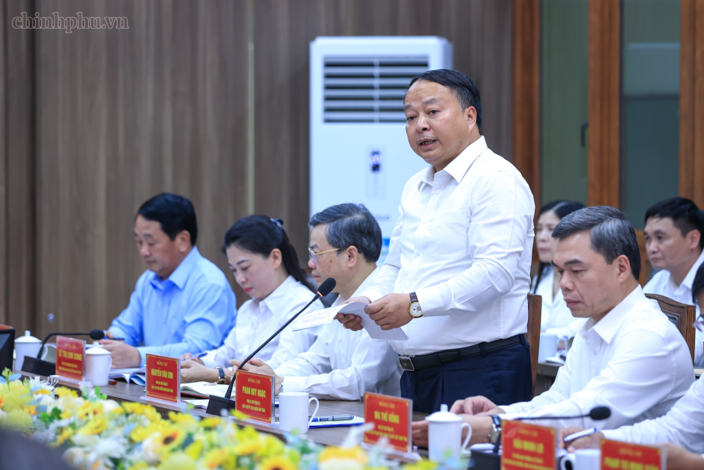 Đồng chí Phan Huy Ngọc, Phó Bí thư Tỉnh ủy, Chủ tịch UBND tỉnh Tuyên Quang báo cáo tại cuộc làm việc (Ảnh: VGP/Nhật Bắc)