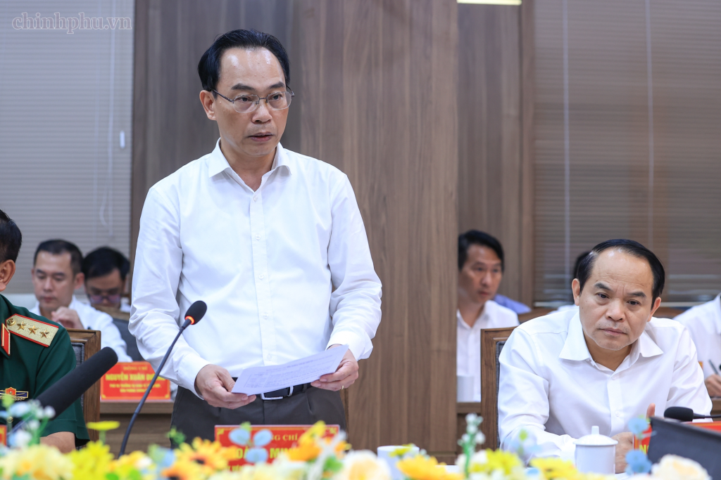 Bộ trưởng Bộ Giáo dục và Đào tạo Hoàng Minh Sơn báo cáo tại cuộc làm việc (Ảnh: VGP/Nhật Bắc)
