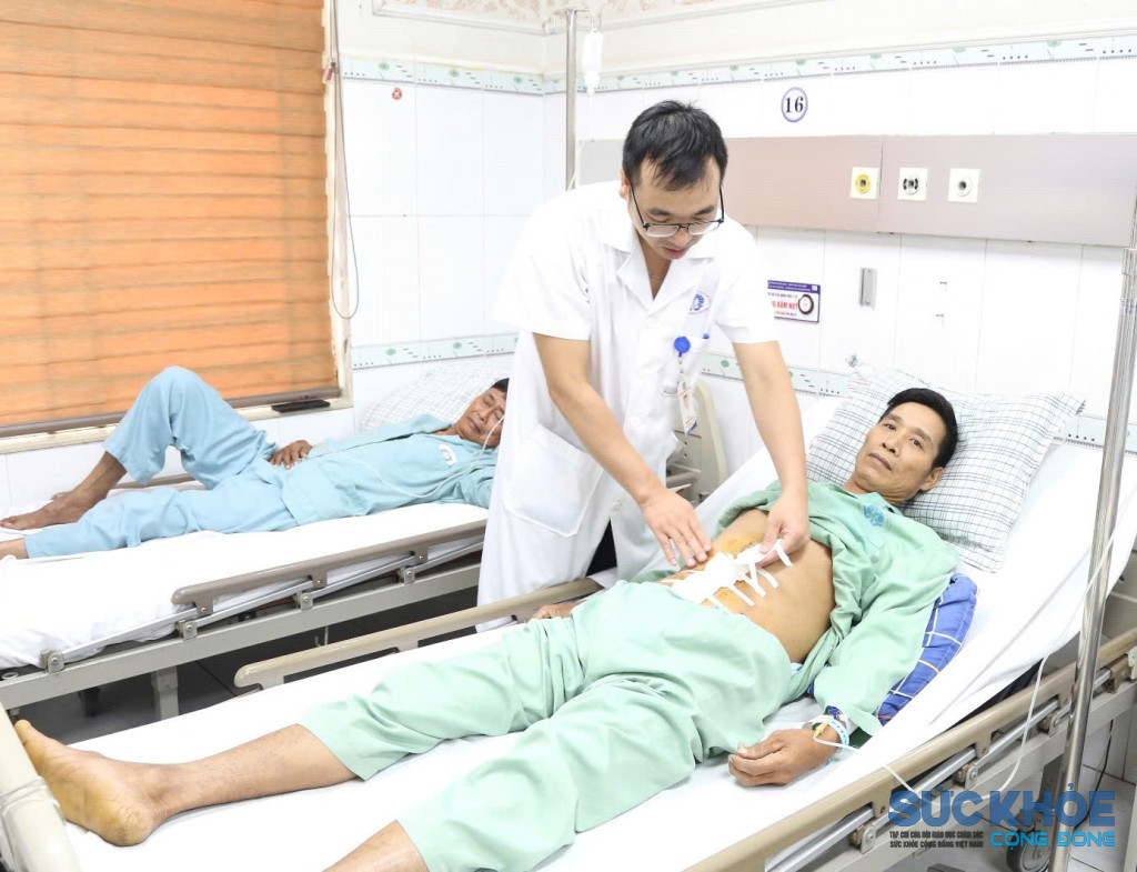 BSCKI Trương Văn Hải thăm khám cho người bệnh (ảnh: TL)