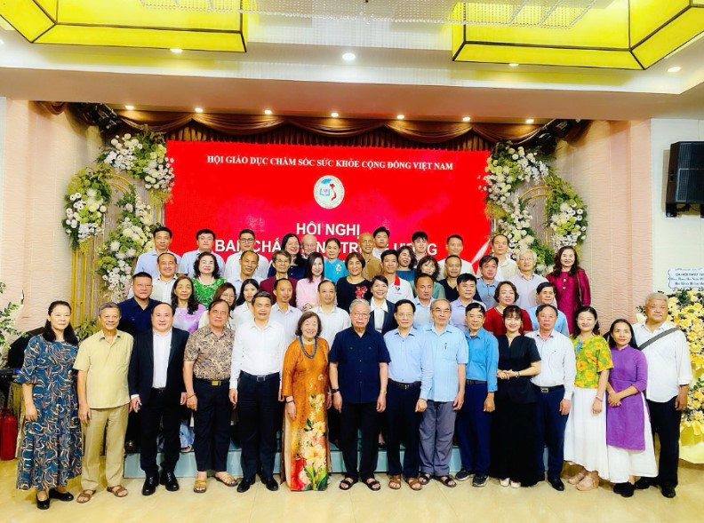 Các đại biểu và Ban lãnh đạo Trung ương VACHE lưu niện tại Hội Nghị BCH Trung ương ngày 14/7/2026 (Ảnh: PV)