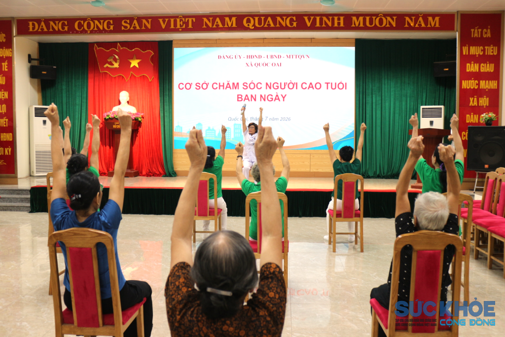 Các cụ được n luyện tập bài tập tránh ngã (Ảnh: PV)