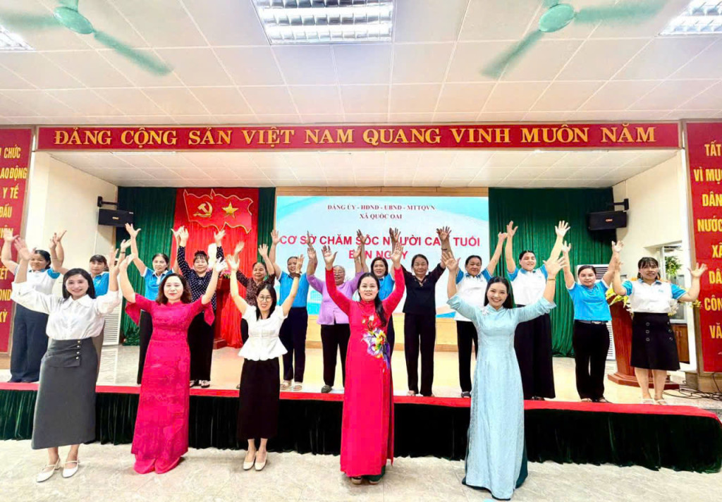 Các cụ thực hành bài luyện tập với cán bộ Hội LHPN xã (Ảnh: Hội LHPN xã Quốc Oai)