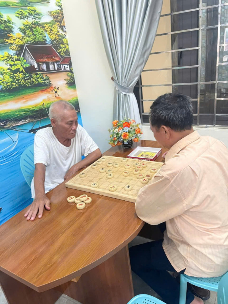Các cụ chơi cờ tại buổi sinh hoạt chung (Ảnh: Cơ sở chăm sóc người cao tuổi ban ngày)
