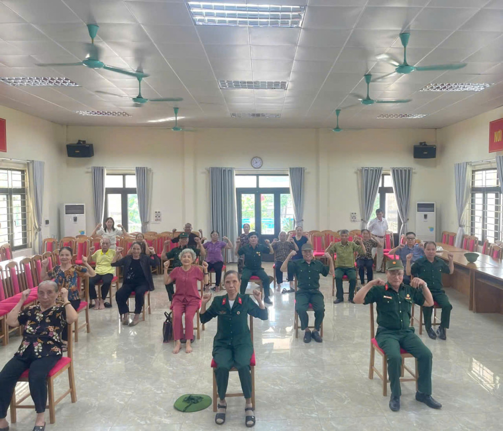 Không chỉ vậy, Hội Cựu chiến binh còn luyện tập bài tập chống ngã (Ảnh: Cơ sở chăm sóc người cao tuổi ban ngày xã Quốc Oai)