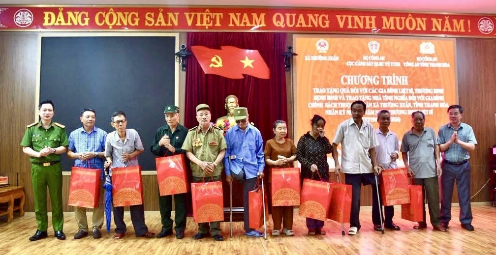 Đoàn công tác đã trao 41 suất quà tặng các gia đình liệt sĩ, thương binh, bệnh binh và gia đình chính sách trên địa bàn xã Thường Xuân (Ảnh: BCA)