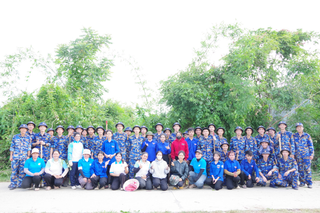 Cán bộ, đoàn viên, thanh niên hai đơn vị chụp hình lưu niệm (Ảnh: PV)