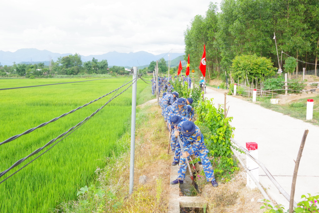 Lực lượng HVHQ nạo vét kênh mương tại khu vực thôn Suối Cá (xã Trung Khánh Vĩnh) (Ảnh: PV)