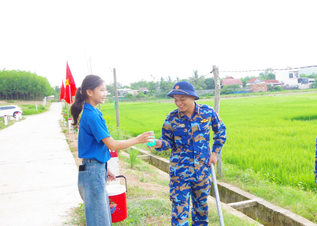 Niềm vui của học viên HVHQ khi được các bạn đoàn viên trao những ly nước dưới thời tiết nắng nóng (Ảnh: PV)