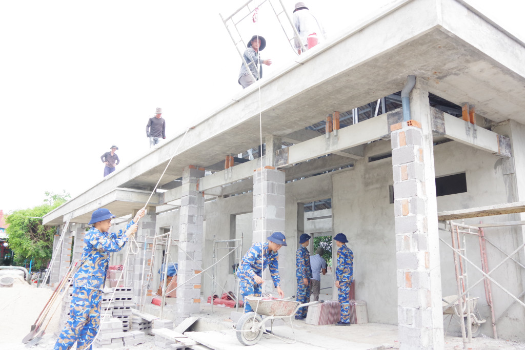 Các học viên phụ giúp xây dựng tại Trường Mầm Non Họa My (Ảnh: PV)