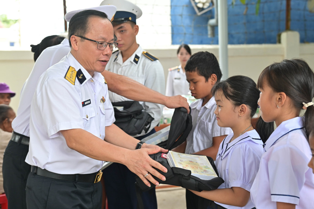 . Đại diện Học viện Hải quân trao các phần quà cho các em học sinh (Ảnh: PV)