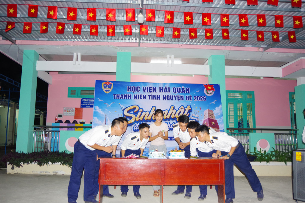 Trong khuôn khổ chương trình, tại UBND xã Trung Khánh Vĩnh, Học viện trao tặng 10 phần quà cho các gia đình chính sách trên địa bàn xã (Ảnh: PV)
