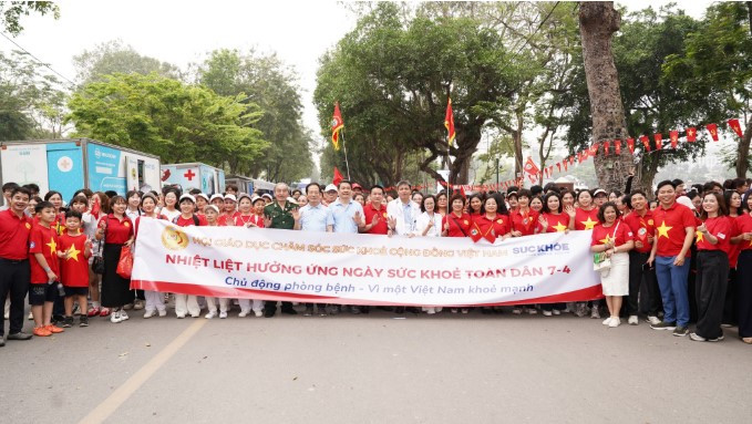 Hơn 300 hội viên VACHE tham gia Lễ Mít tinh hưởng ứng Ngày Sức khỏe toàn dân 7/4 tại Hà Nội (Ảnh: Trung Hiếu)