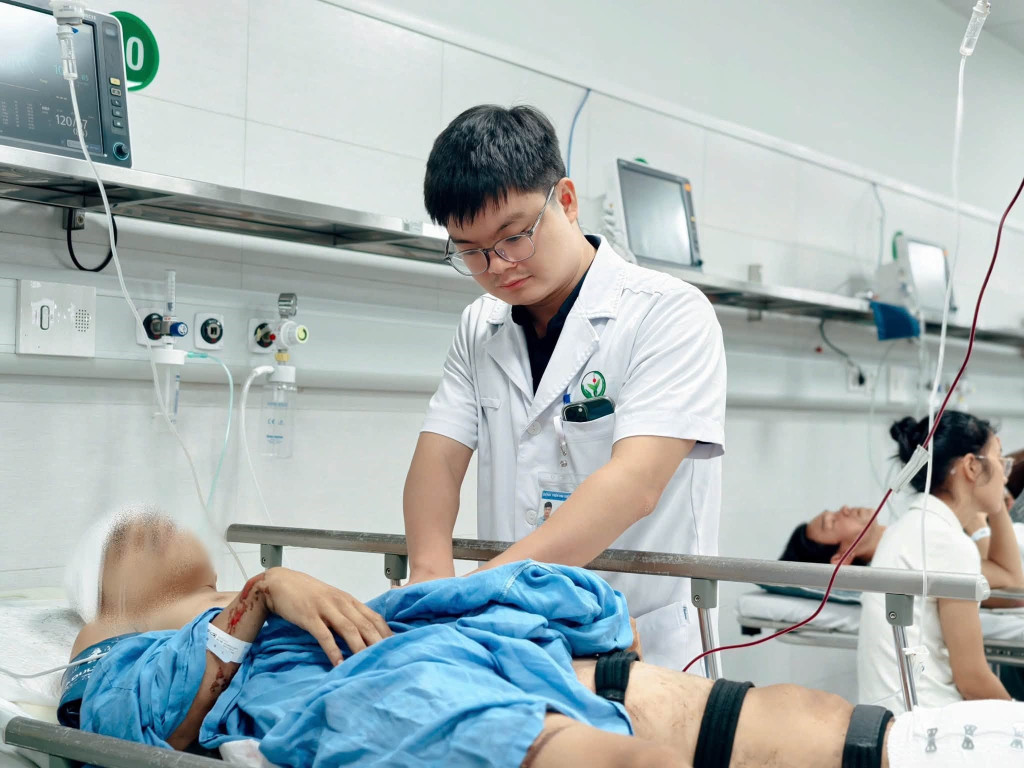 Các y bác sĩ đang nỗ lực cứu chữa bệnh nhân (Ảnh: Bệnh viện Hữu nghị Việt Đức)