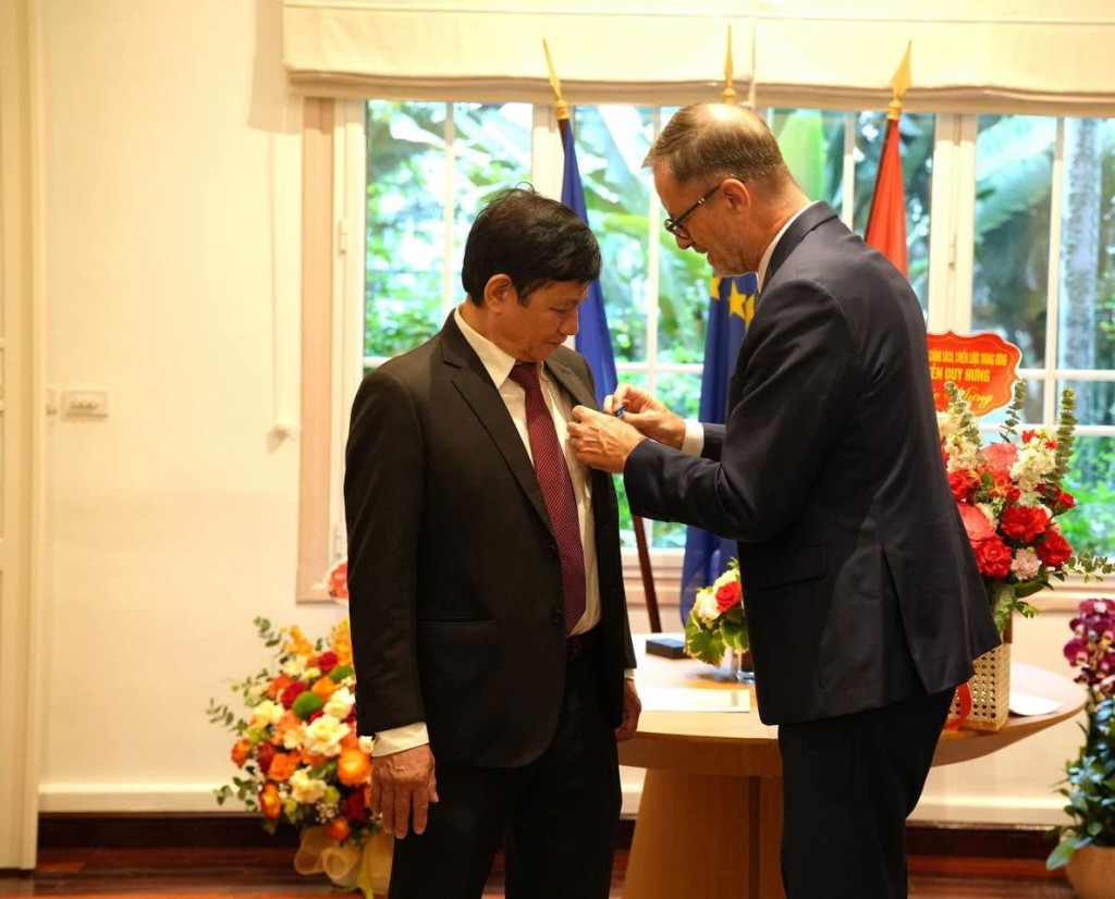 Đại sứ Pháp tại Việt Nam Olivier Brochet trao tặng Huân chương Công trạng Quốc gia Pháp, bậc Hiệp sĩ cho GS.TS. Lê Danh Tuyên (Ảnh: Đại sứ quán Pháp tại Việt Nam)