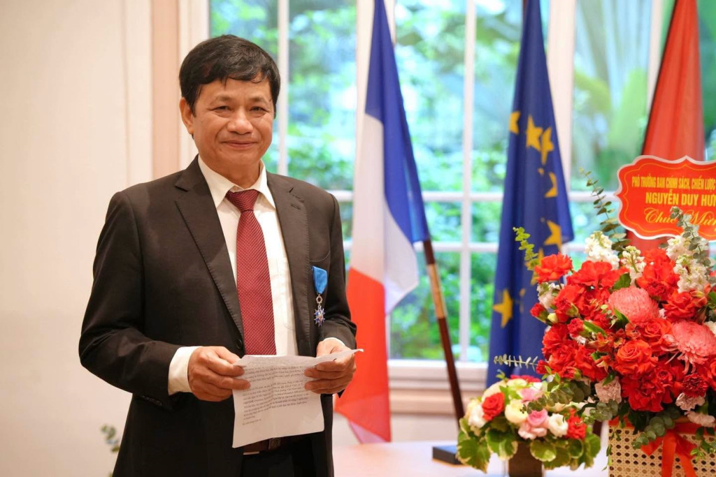 GS.TS. Lê Danh Tuyên gửi lời cảm ơn đến Nhà nước Pháp (Ảnh: Đại sứ quán Pháp tại Việt Nam)