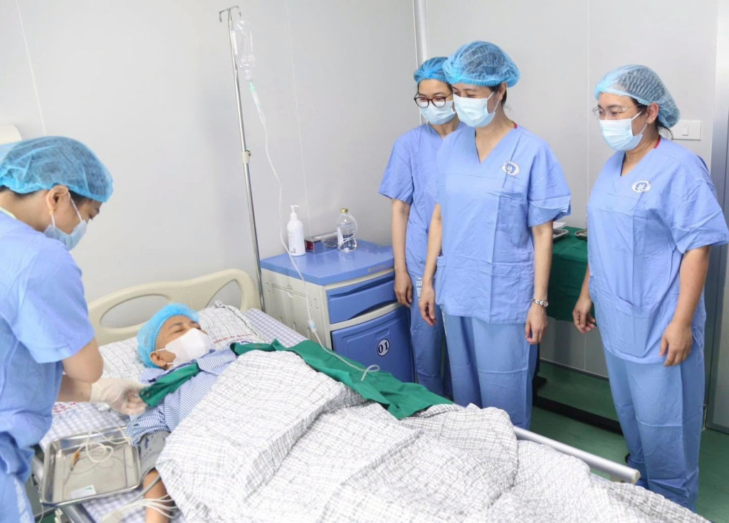 BSCKII Lê Na – Phó Giám đốc Bệnh viện Đa khoa tỉnh Phú Thọ kiểm tra công tác chuẩn bị và thăm hỏi người bệnh trước khi thực hiện ghép tế bào gốc (Ảnh: Bệnh viện Đa khoa tỉnh Phú Thọ)
