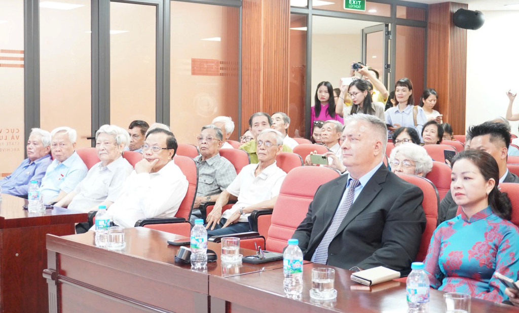 Các đại biểu tham dự buổi lễ 