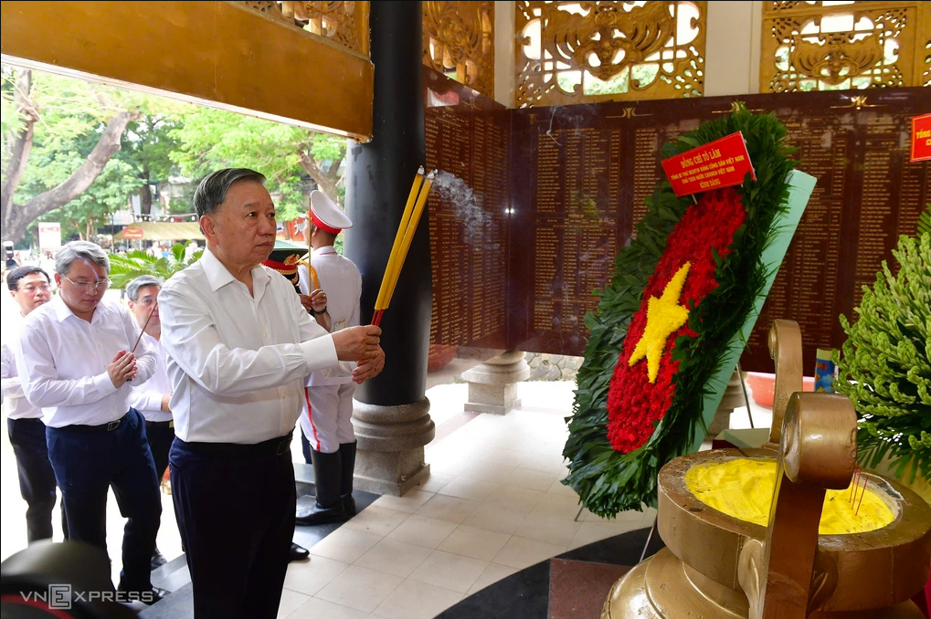 Tổng Bí thư, Chủ tịch nước Tô Lâm dâng hương các anh hùng liệt sĩ tại công viên Lê Thị Riêng (Ảnh: VnExpress)