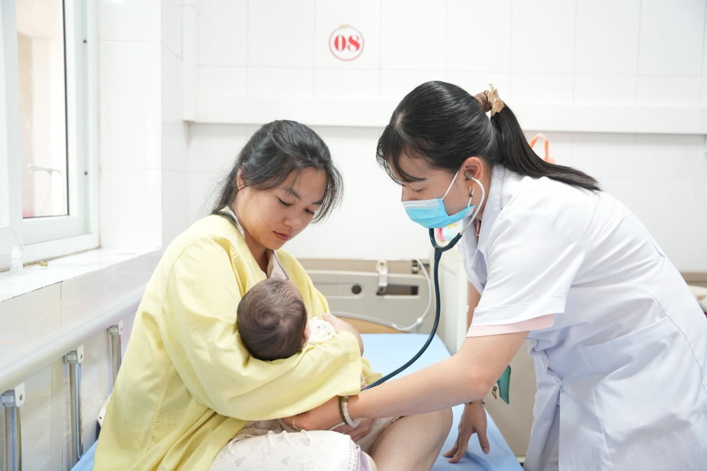 Bác sĩ thăm khám cho bệnh nhi (Ảnh: Bệnh viện Sản Nhi Quảng Ninh)