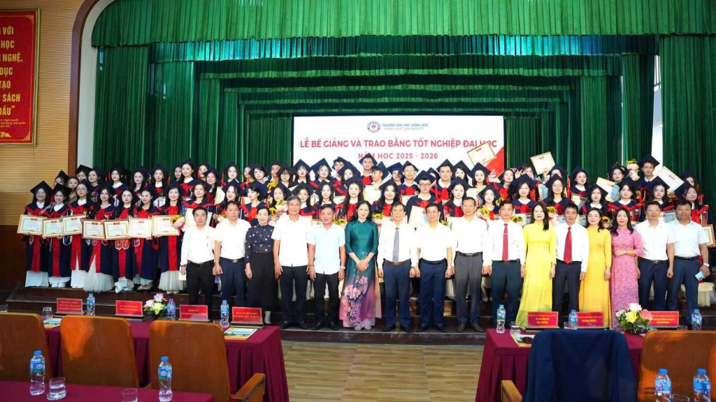 Lãnh đạo Nhà trường, cán bộ, giảng viên cùng sinh viên chụp ảnh lưu niệm