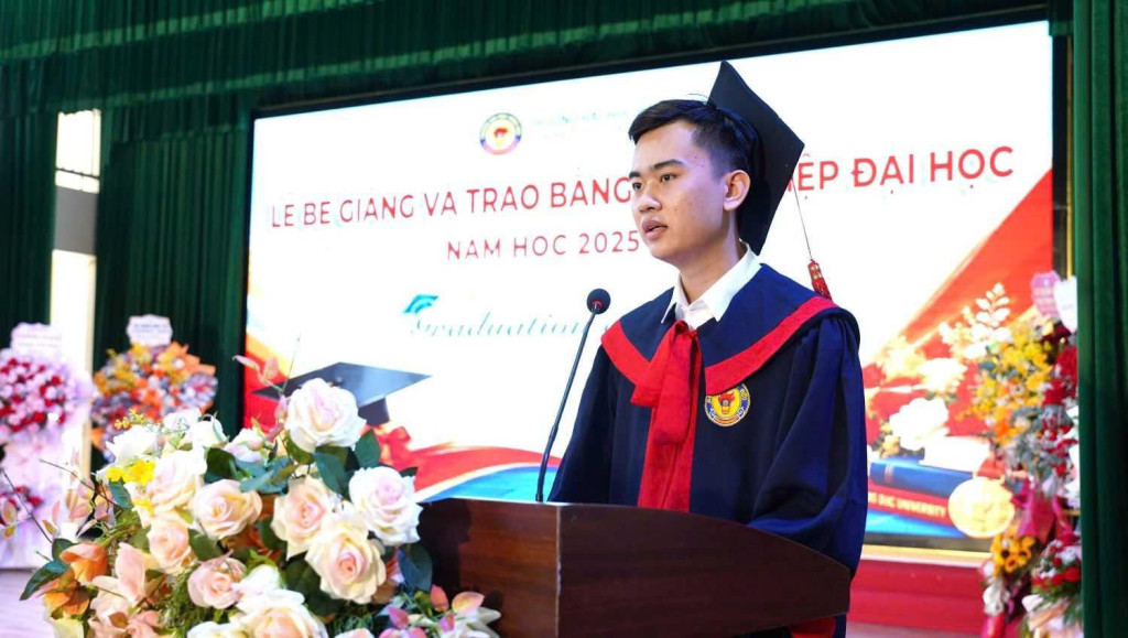 Tân cử nhân Nguyễn Thanh Tùng, sinh viên K25, Sư phạm Vật lý, Khoa Khoa học Tự nhiên phát biểu bày tỏ lòng biết ơn tới lãnh đạo Nhà trường, thầy cô và gia đình tại buổi Lễ
